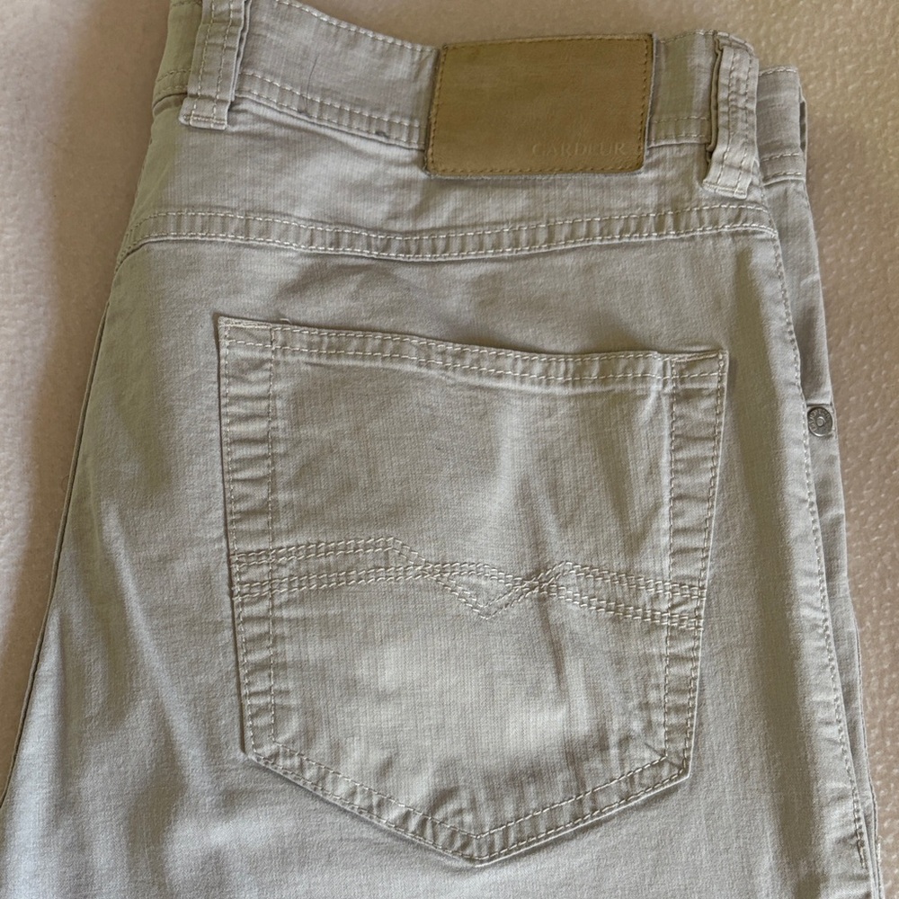 Men's Light Gray Casual Jeans - Classic Back Pocket Detail